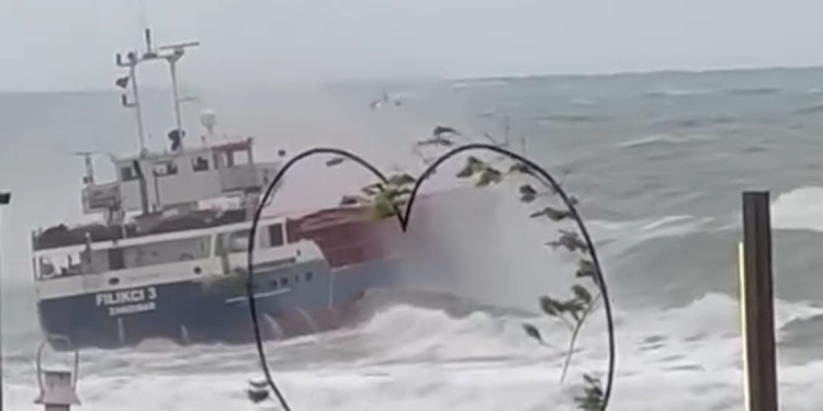 Kilyos'ta dev dalgaların sürüklediği kuru yük gemisi kurtarıldı 