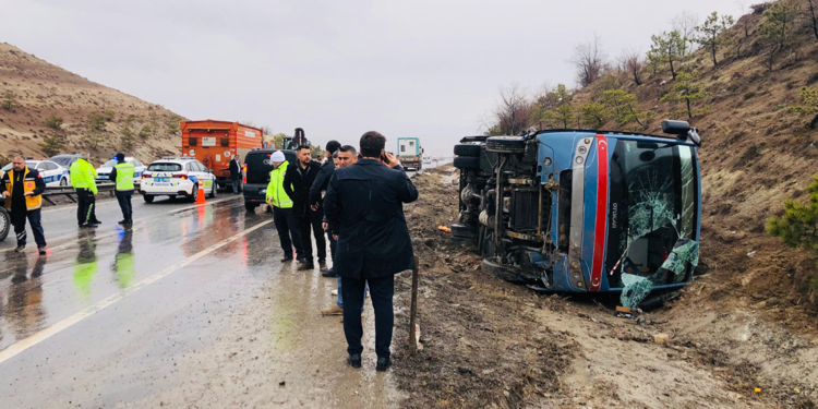 Kırıkkale'de cezaevi ring aracı devrildi: 9 yaralı