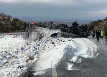 Kırıkkale'de un yüklü TIR devrildi; sürücü yaralı