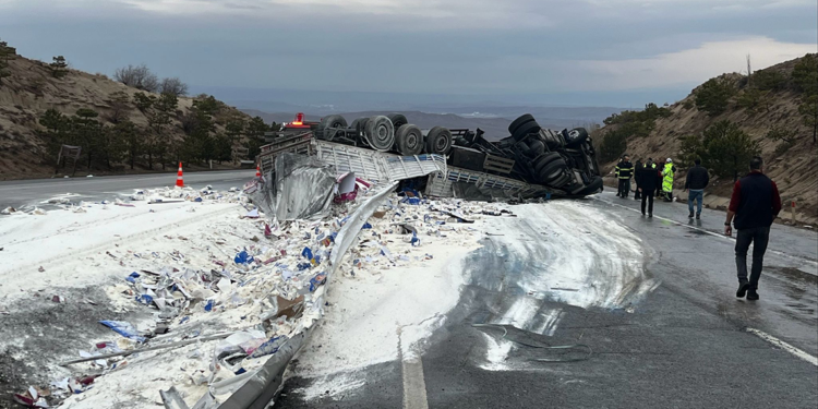Kırıkkale'de un yüklü TIR devrildi; sürücü yaralı