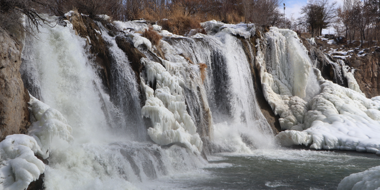 Kısmen donan Muradiye Şelalesi güzel görüntüler oluşturdu