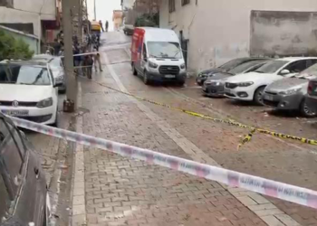 Küçükçekmece'de 13 katlı binanın çatısına yıldırım düştü