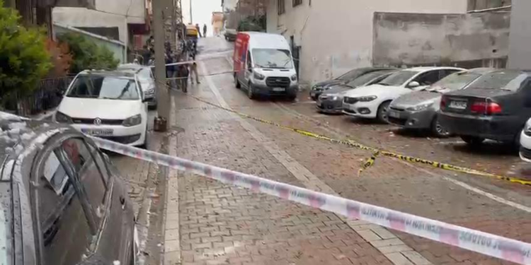 Küçükçekmece'de 13 katlı binanın çatısına yıldırım düştü