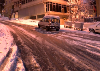 Küçükçekmece'de karla kaplanan dik yokuş zor anlar yaşattı
