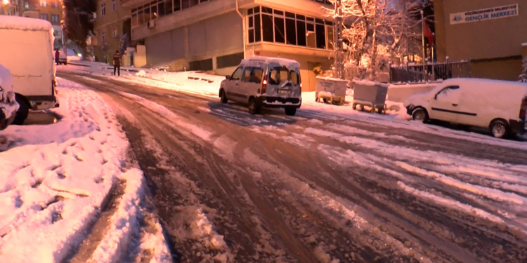 Küçükçekmece'de karla kaplanan dik yokuş zor anlar yaşattı
