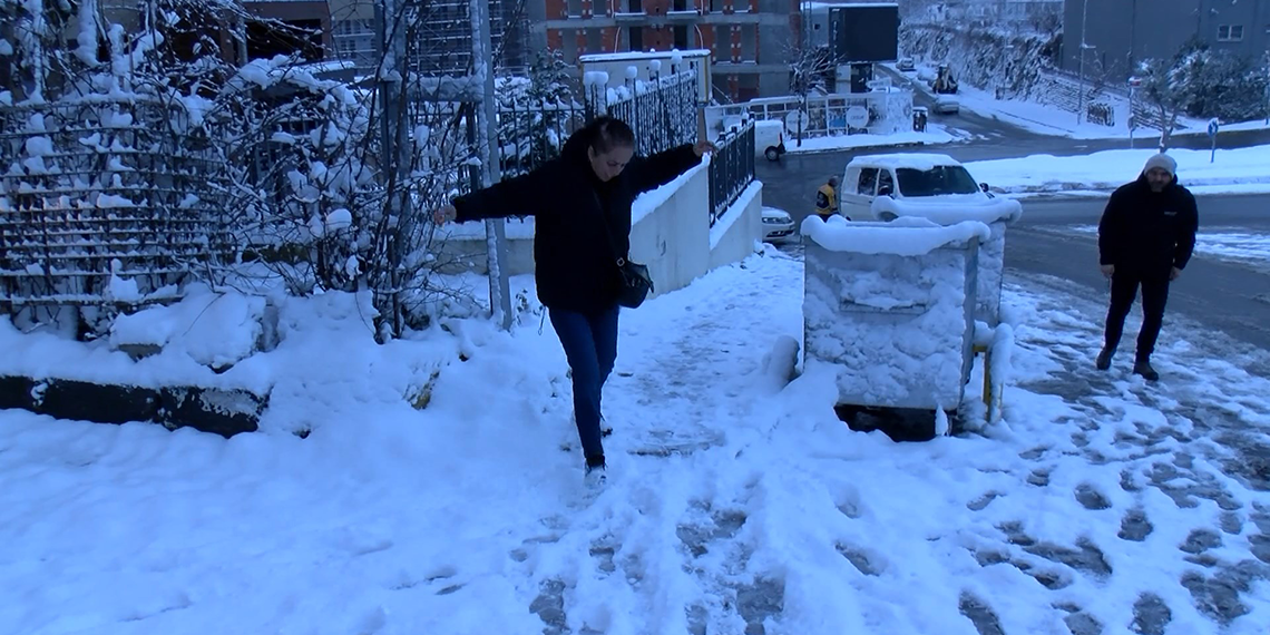 Küçükçekmece'de karla kaplanan dik yokuş zor anlar yaşattı