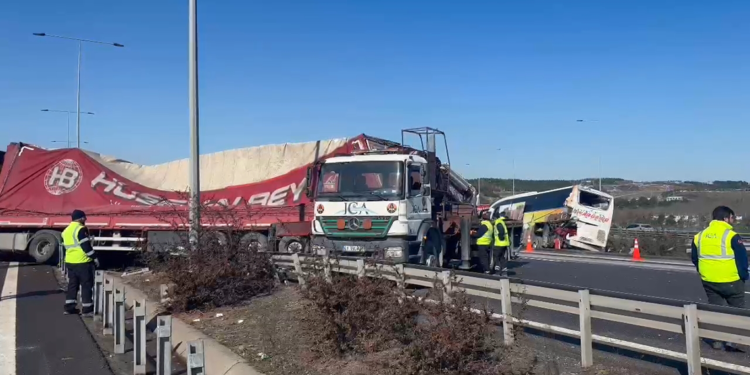 Kuzey Marmara Otoyolu'nda TIR otobüse çarptı