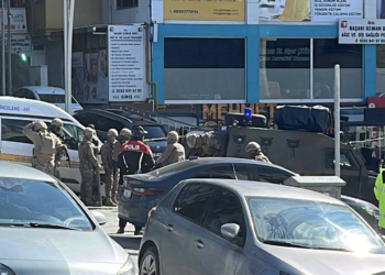 Lokantada bir kişiyi vurup, içeride bulunanları rehin aldı