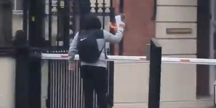 Londra'daki Türk Konsolosluğu önünde Kur'an-ı Kerim yakıldı