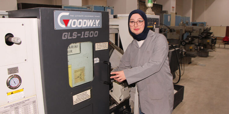 Makine bölümünün tek kız öğrencisi mühendis olmak istiyor
