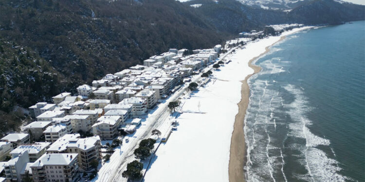 İnkumu sahili karla kaplandı