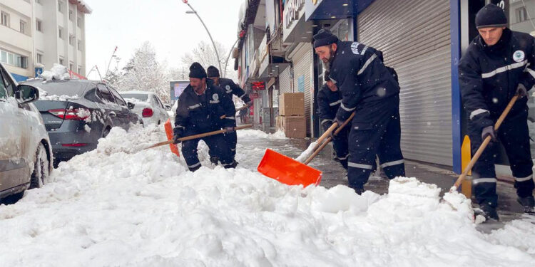 Muş ve Erzurum'da kar yağışı; yerleşim yerleri ulaşıma kapandı