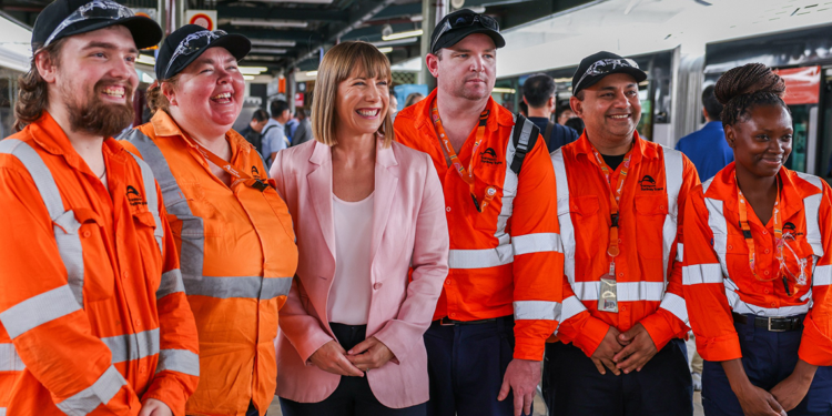 Makam aracıyla yemeğe giden Avustralyalı bakan istifa etti