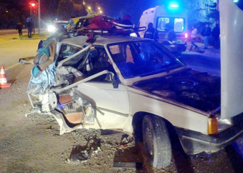 Manisa'da iki otomobil çarpıştı: 2'si ağır 5 yaralı