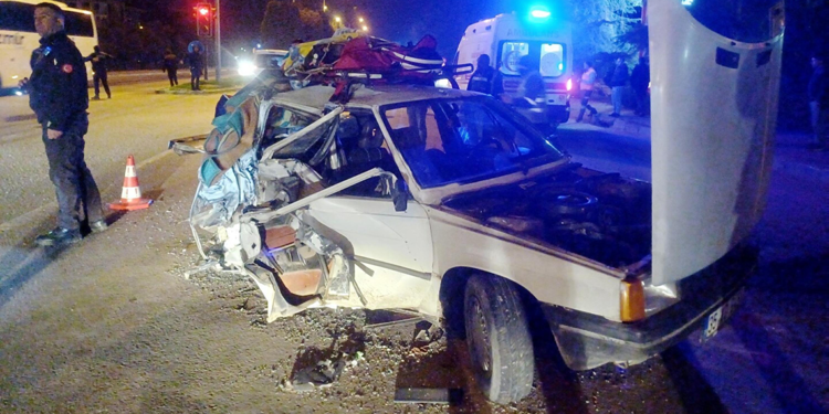 Manisa'da iki otomobil çarpıştı: 2'si ağır 5 yaralı