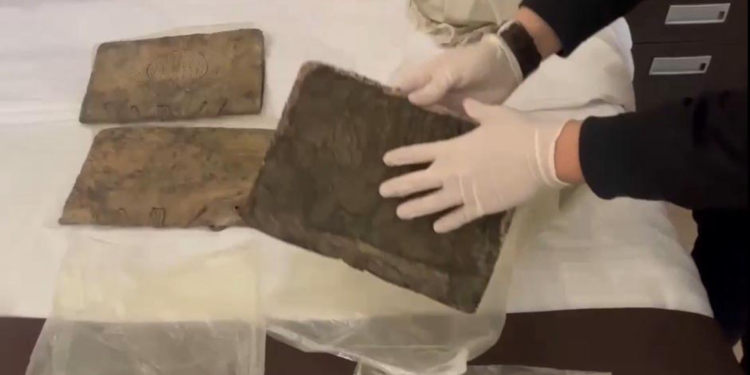 Mersin'de 6 el yazması kitap ele geçirildi; 3 gözaltı