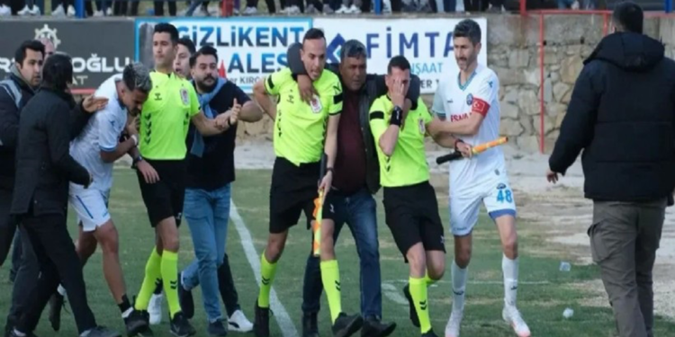 Muğla'da amatör maçta hakemlere saldırı