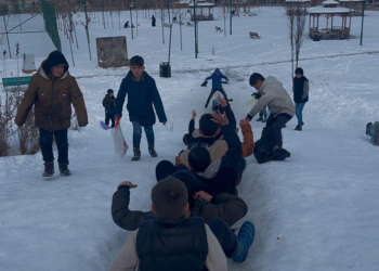 Muş'ta çocuklar, tepsi, leğen ve poşetle kaydı