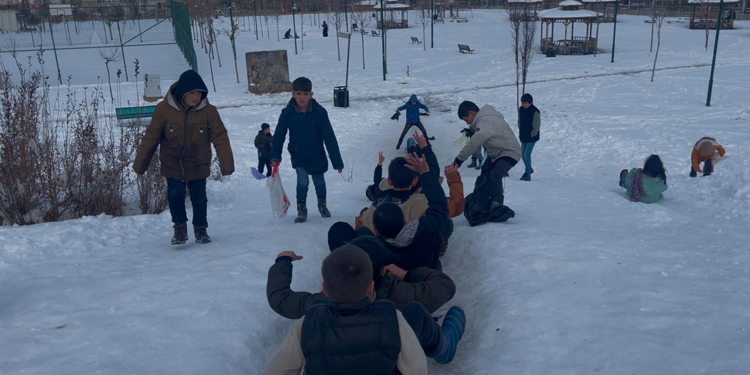 Muş'ta çocuklar, tepsi, leğen ve poşetle kaydı