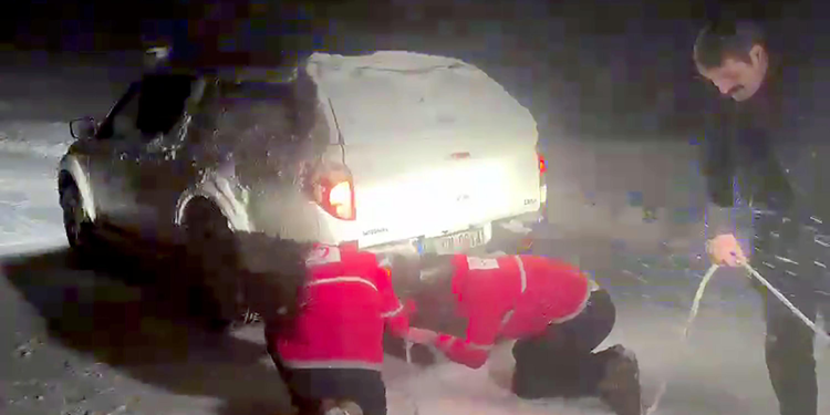 Muş'ta tipide mahsur kalan 50 araçtaki 300 kişi kurtarıldı