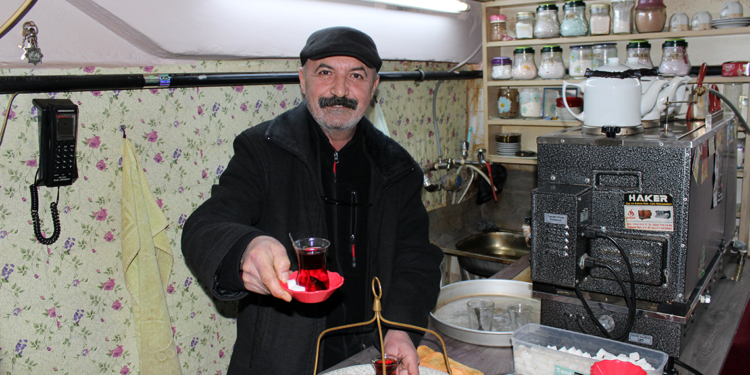 Müzik öğretmenliğinden emekli oldu, çaycılığa başladı
