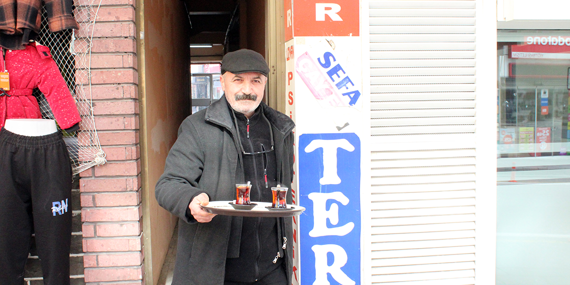 Müzik öğretmenliğinden emekli oldu, çaycılığa başladı