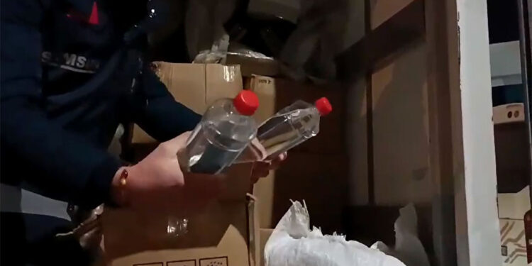 Nakliye aracı görüntüsü verilen kamyonette etil alkol ele geçirildi