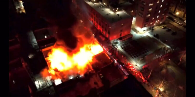 New York'ta 5 katlı apartmanda yangın çıktı