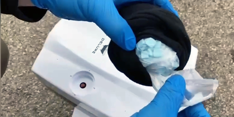 Narkotik köpeği Uzi, şofbene gizlenen uyuşturucuyu buldu