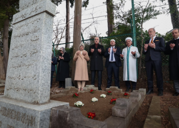 Numan Kurtulmu'tan Abdürreşid İbrahim Efendi'nin kabrine ziyaret