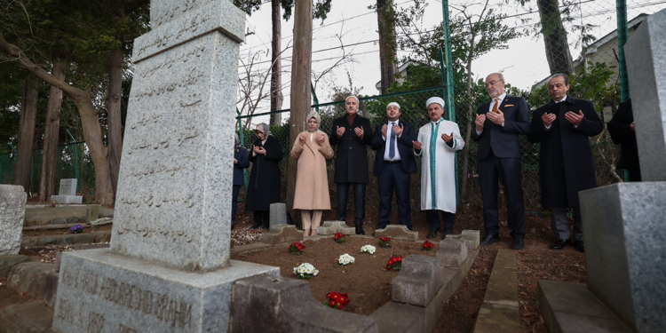 Numan Kurtulmu'tan Abdürreşid İbrahim Efendi'nin kabrine ziyaret