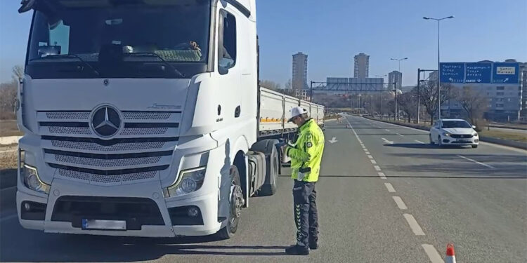 Çekici ve tankerlere yönelik denetimlerde 135 bin sürücüye ceza
