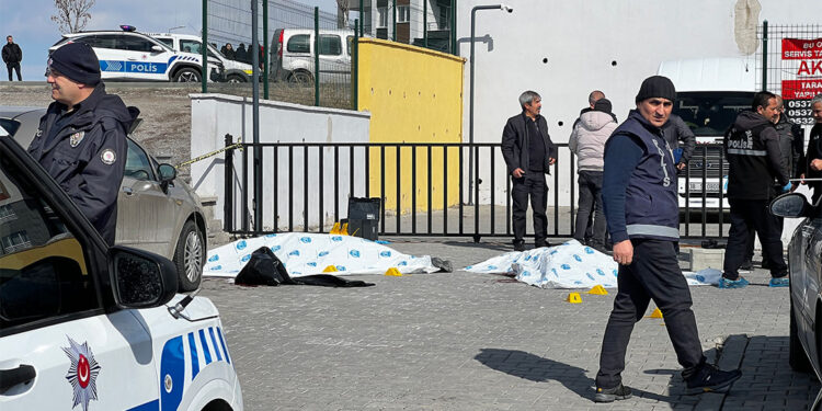 Çocuklarının eğitim gördüğü okulun önünde eski eşini öldürüp intihar etti