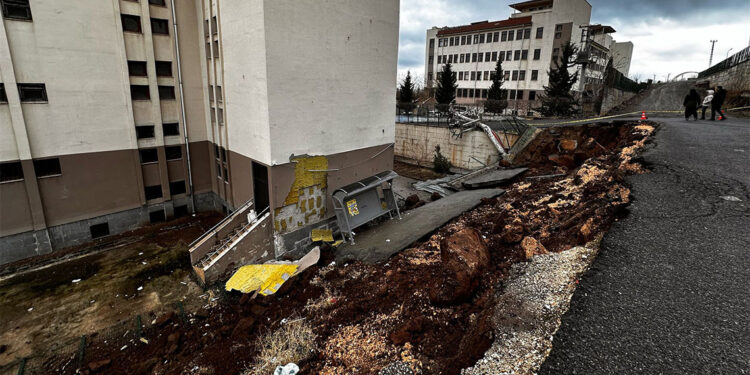 Okulun istinat duvarı çöktü, eğitime ara verildi