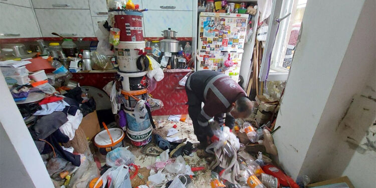 Ordu’da evden 10 kamyonet çöp çıktı