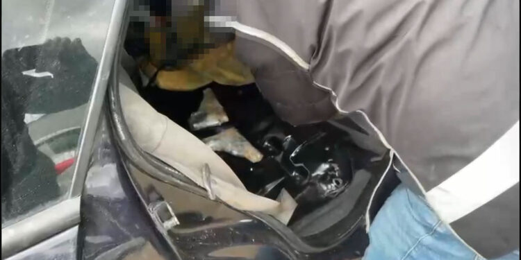 Otomobilde 19 ruhsatsız tabanca ele geçirildi