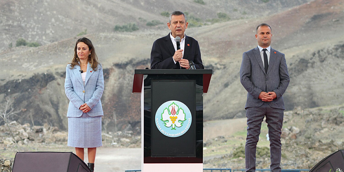 CHP Genel Başkanı Özgür Özel, “Kara çalmak için o kirli ellerini partimize uzatmaya çalışıyorlar. Bir meczuba bir dilekçe verdirmişler bir yıldır dosya açıkta duruyor” dedi.