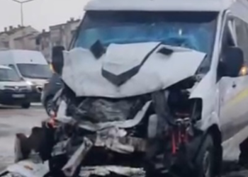 Öğrenci servis minibüsü ile belediye otobüsü çarpıştı; 9 yaralı