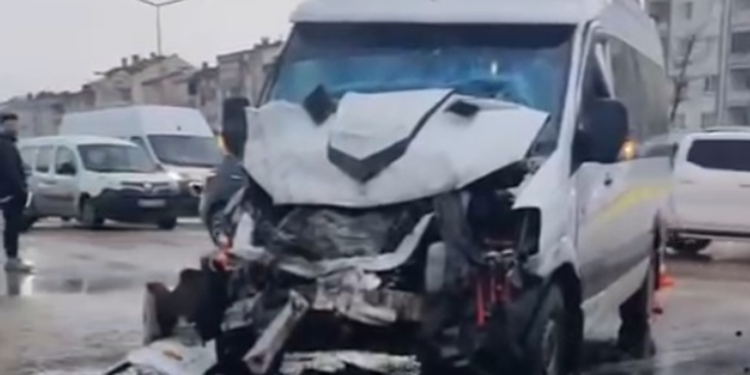 Öğrenci servis minibüsü ile belediye otobüsü çarpıştı; 9 yaralı