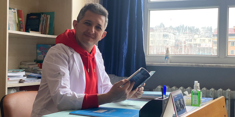 Onur öğretmene Dubai'den 'üstün öğretmen' ödülü