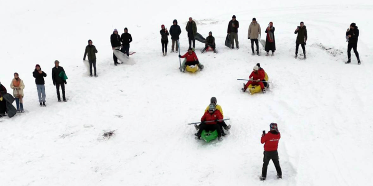 Ordu'da karda kanoyla kaydılar