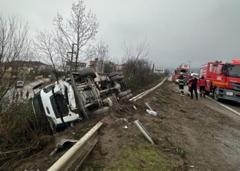 Otomobille çarpışan kamyon, şarampole devrildi: 3 yaralı