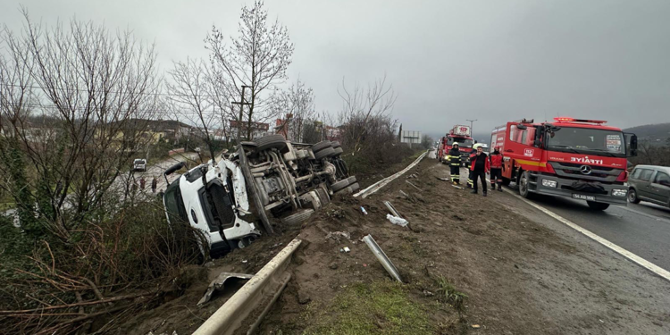 Otomobille çarpışan kamyon, şarampole devrildi: 3 yaralı