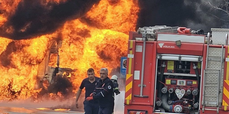 Otoyolda devrilen tanker alev alev yandı