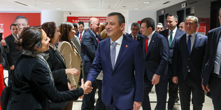 Özgür Özel, milletvekilleri ile bir araya geldi