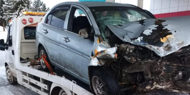 Patlayan lastiği değiştirenlere otomobil çarptı: 2 ölü, 7 yaralı