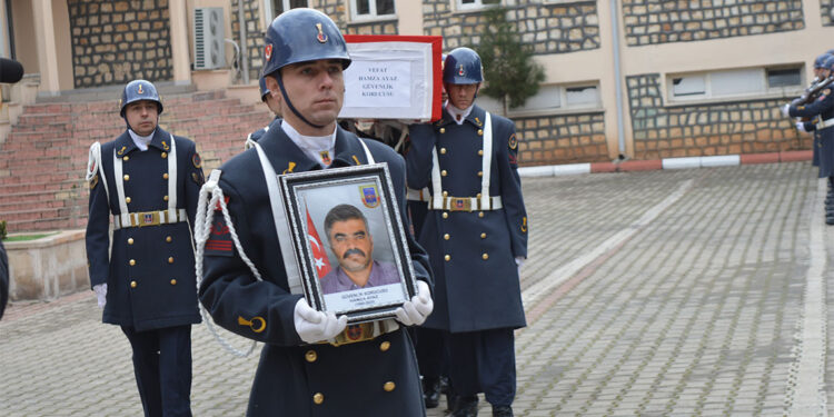 Pençe-Kilit Operasyonu bölgesinde kalp krizi geçiren korucu toprağa verildi
