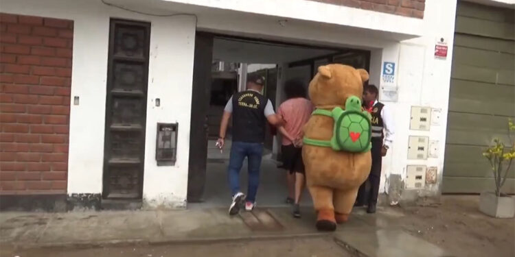 Uyuşturucu satıcısını kapibara kostümü giyerek yakaladı