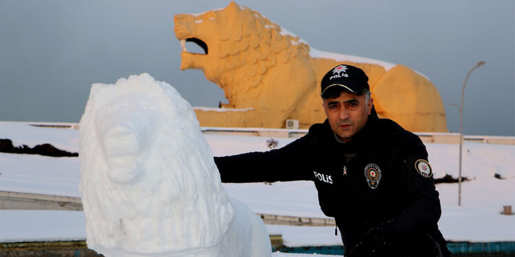 Kardan hayvan figürleri yapıyor