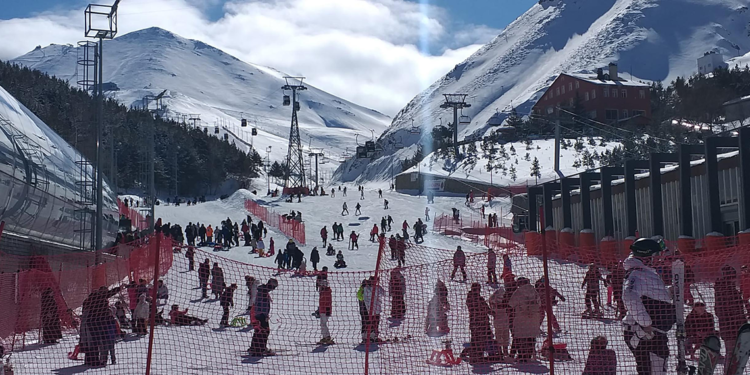 Palandöken'de kayak pistine çığ düştü: Turistler son anda kurtuldu